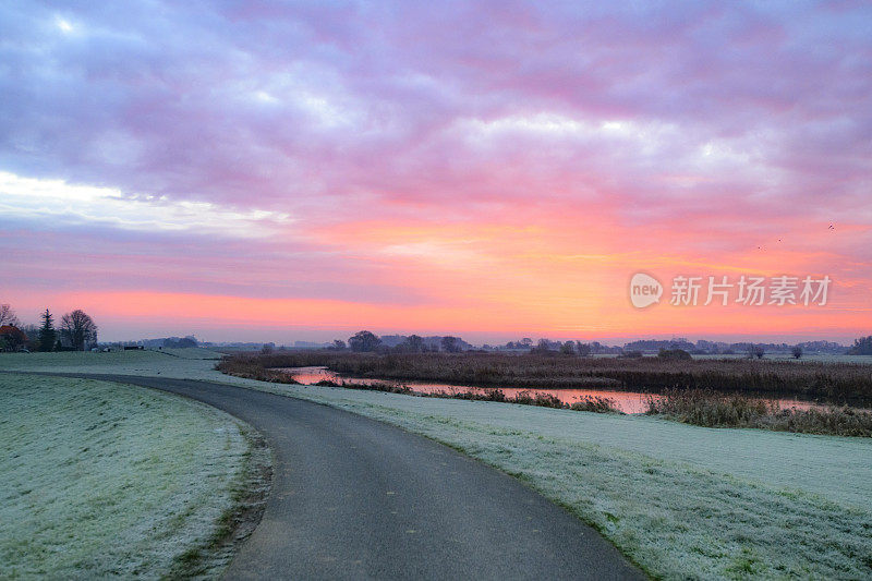 在冬季的日出，IJsseldelta景观附近的坎彭在Overijssel