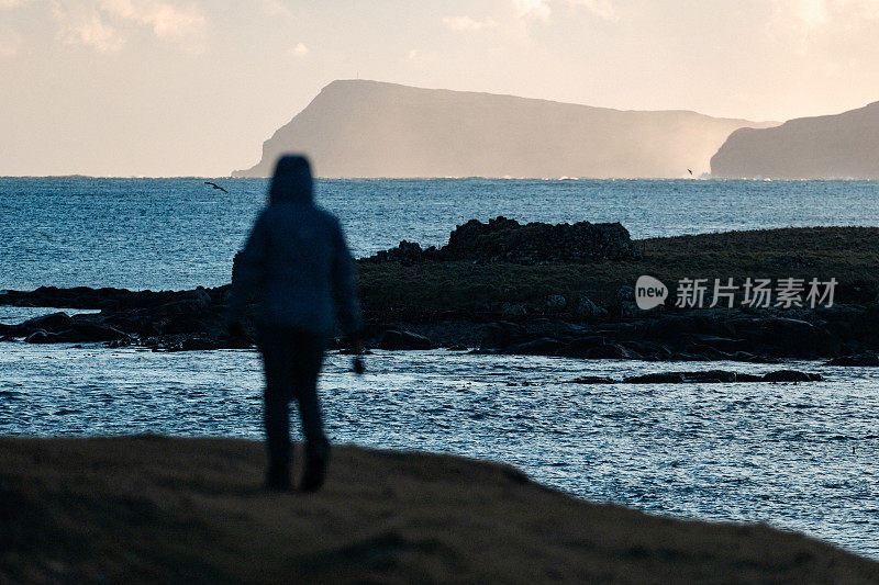 女性旅游冒险:在法罗群岛徒步旅行