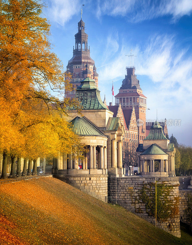 纪念性的哈肯平台在一个阳光明媚的秋天，Szczecin，波兰