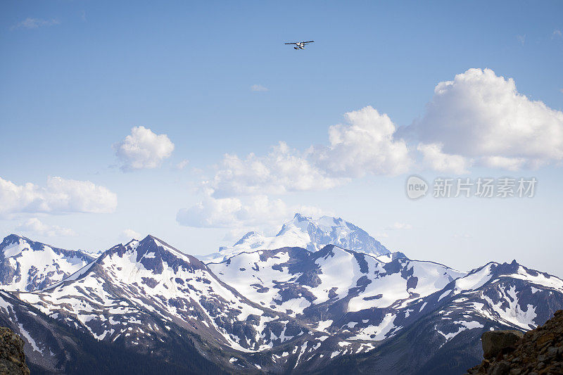 水上飞机在高山上空飞行。