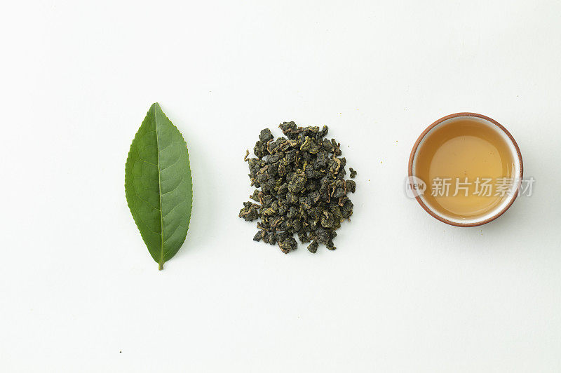 排一列的新鲜茶叶及茶叶及中国茶
