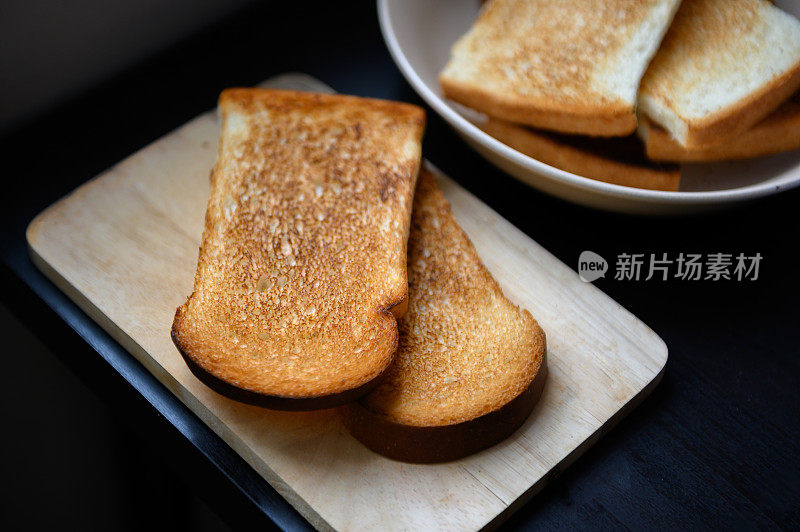 家里做的烤面包当早餐