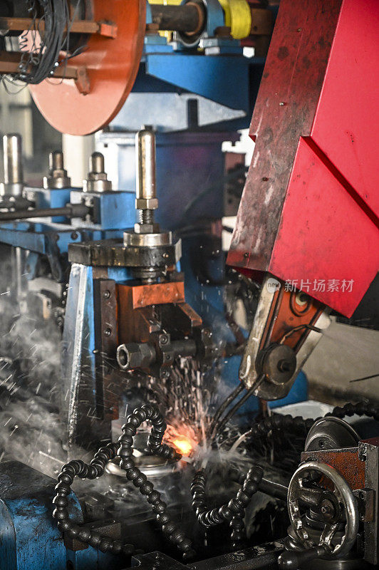 钢管在工厂焊接。
