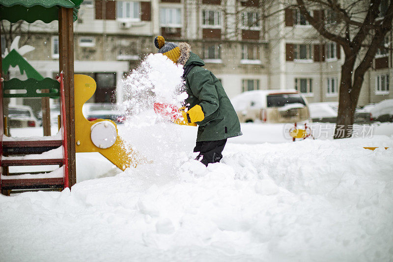 孩子们在雪中嬉戏