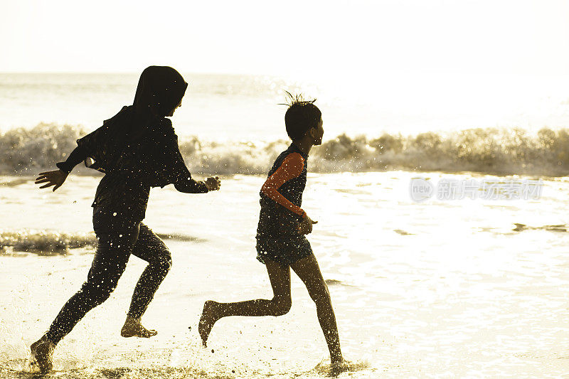 一家人在海滩上跑步