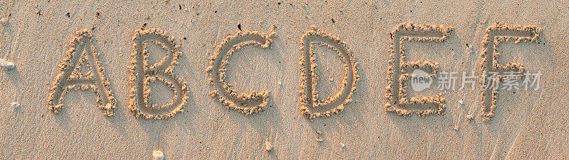 沙字母ABC写在海滩上