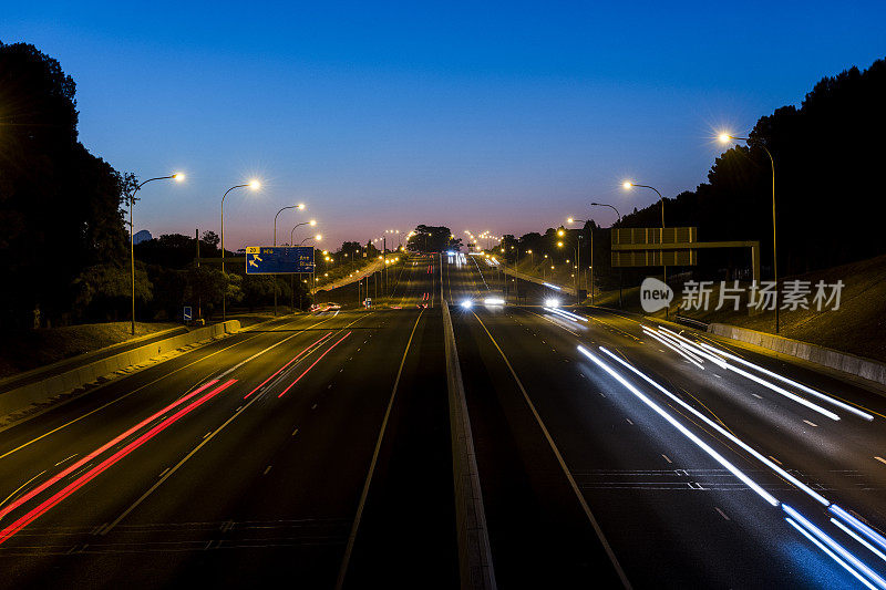 多车道公路在夜间与汽车