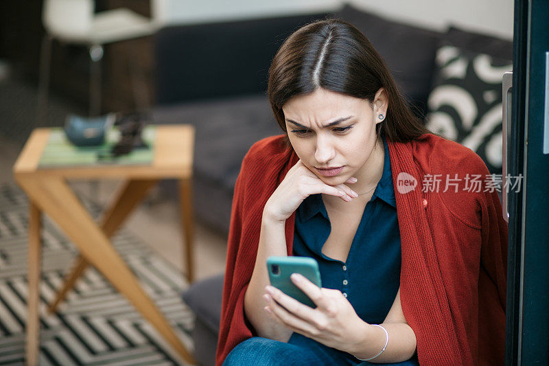 一个悲伤的年轻白种女人读坏消息的特写