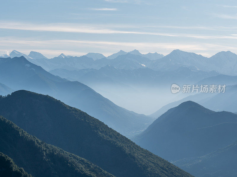 日出时瑞士阿尔卑斯山的一层层山脉