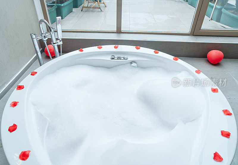 豪华酒店房间里的热水浴缸