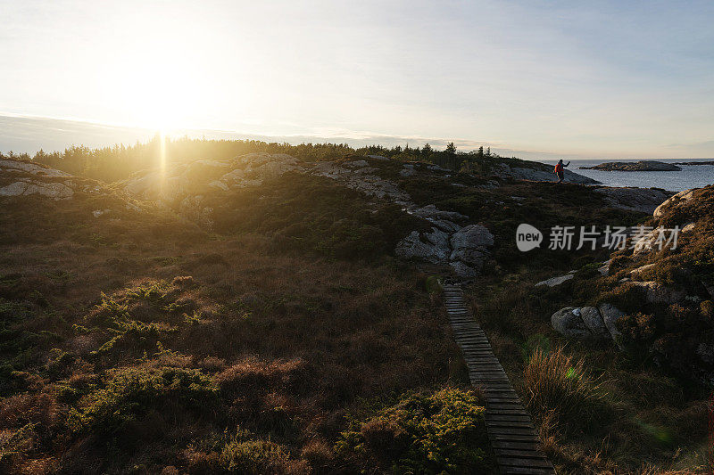 妇女户外探险:在挪威峡湾徒步旅行