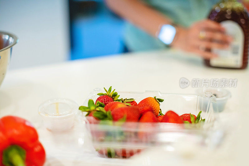 千禧女性在厨房用塑料容器做饭照片系列