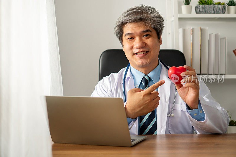 Vlog亚洲医生在互联网和社交媒体上录制视频博客，为患者和学生教育心脏病。在线内容创造者的概念。