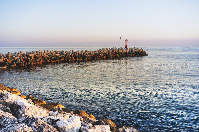 防波堤和灯塔，大海，日出