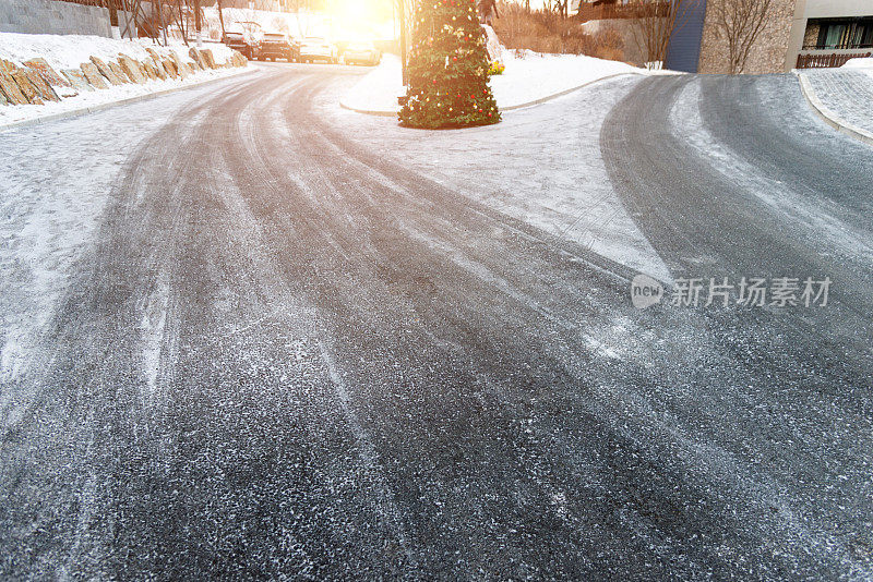 雪地上有汽车轮胎的痕迹