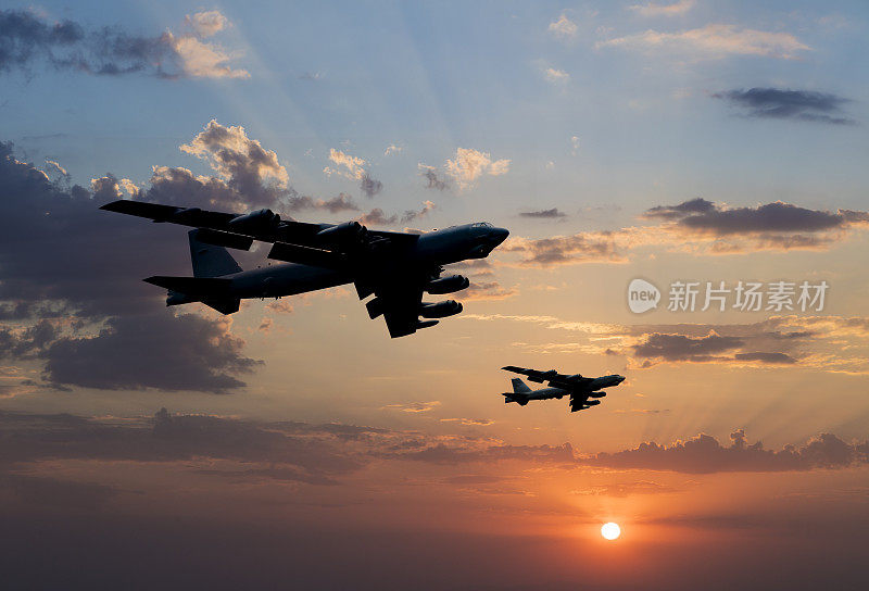 B-52轰炸机在日落时飞行