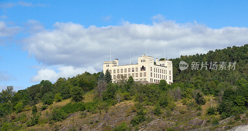 从挪威奥斯陆峡湾俯瞰，jømannsskolen