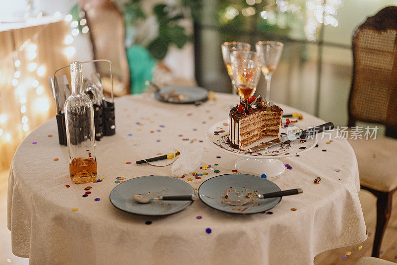 生日派对结束后，满屋子都是五彩纸屑和吃了一半的蛋糕