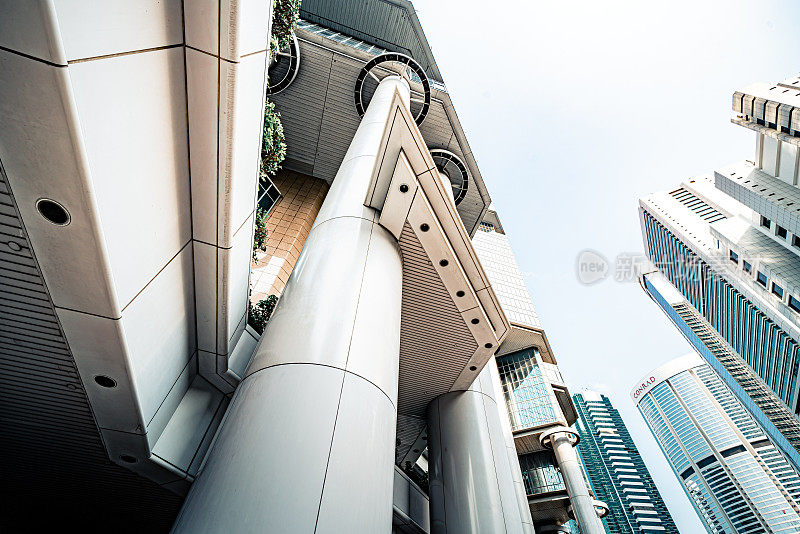 香港的现代摩天大楼，在玻璃幕墙的高层办公大楼上的倒影