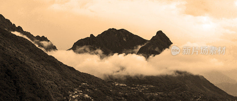 瑞士云层之上的山景