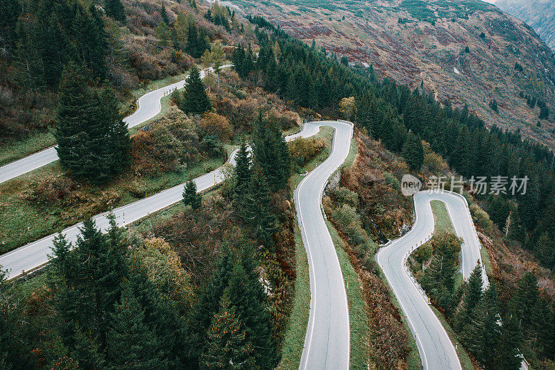 瑞士阿尔卑斯山圣贝纳迪诺山口蜿蜒道路的鸟瞰图