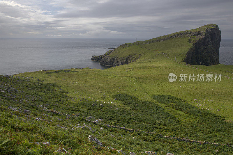 通往穆嫩湾悬崖和苏格兰斯凯岛上著名的奈斯特灯塔的小径。