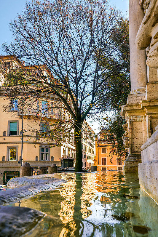 这是罗马市中心特拉斯特维莱区西斯托喷泉的独特景观