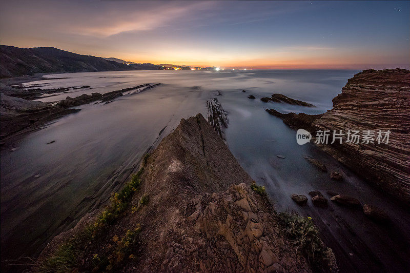 祖玛弗莱施海岸在夜晚与银河。巴斯克地区