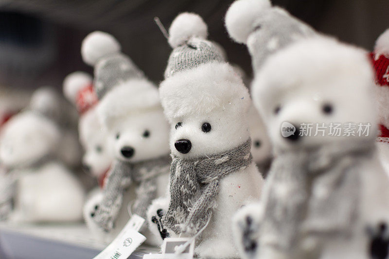 地铁货架上的北极熊软玩具，现金和随身携带，新年和圣诞礼物