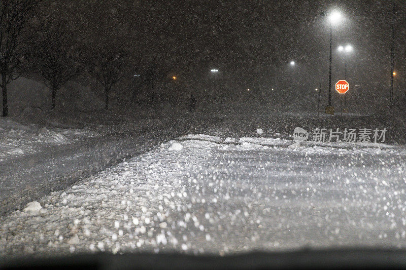 致盲暴雪之夜驾驶隐形行人