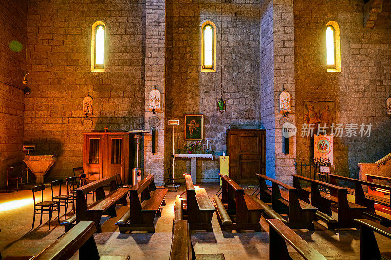 中世纪维特博的圣安德里亚西多会教堂的暗含性内部