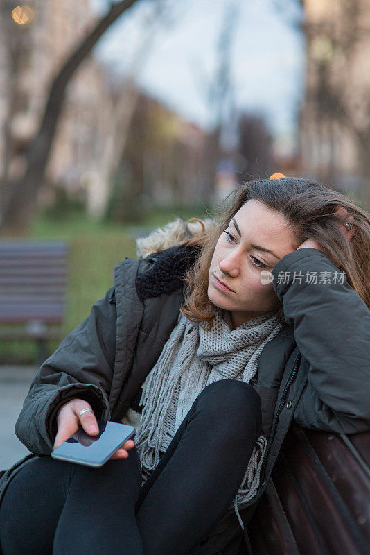 沮丧的女孩感到孤独