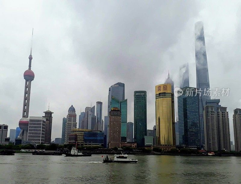 外滩或外滩是位于上海(中国)中心的滨江地区和受保护的历史街区。