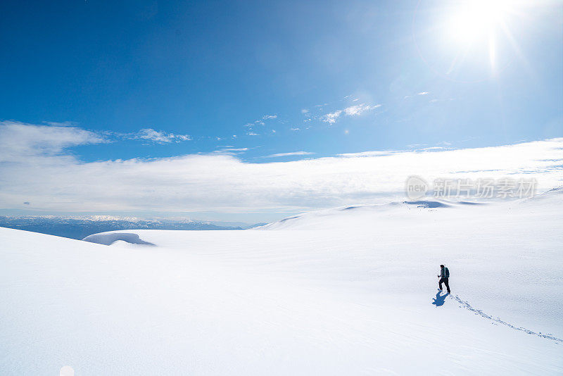 成功的登山运动员就是在冬天的雪地里走在高山的顶峰上