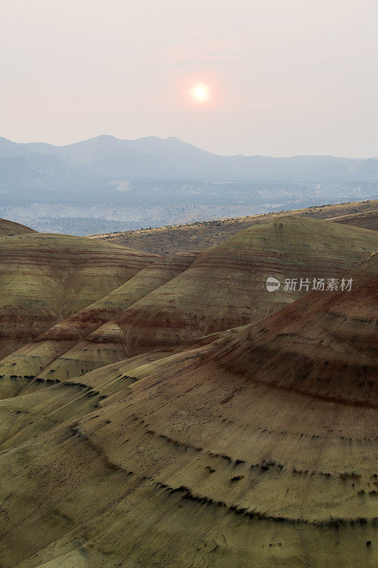 彩绘山单元的日出