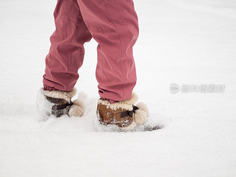 雪地上的小女孩