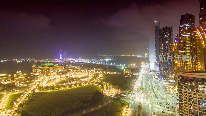 阿布扎比沿着滨海大道的摩天大楼夜景。