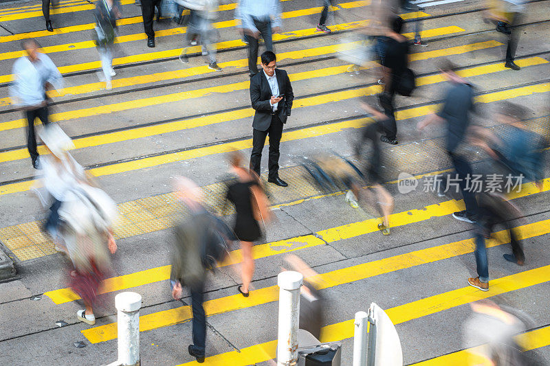 上班路上模糊的商人