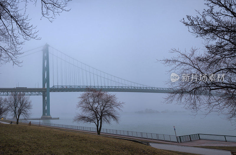 雾中黎明的大使桥