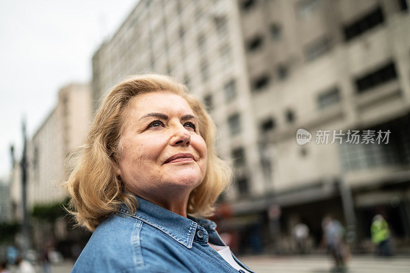 在街上沉思的高级妇女