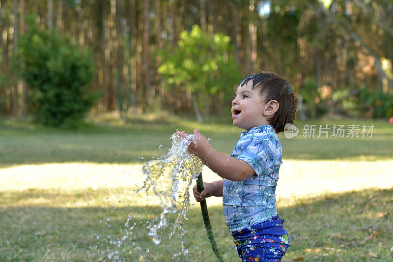 孩子们在玩水