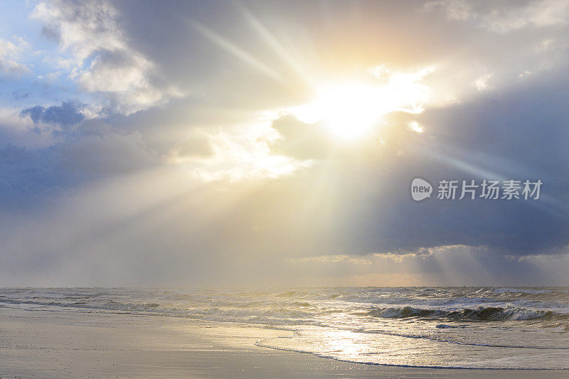 瓦登海区特塞尔岛海滩上的海浪