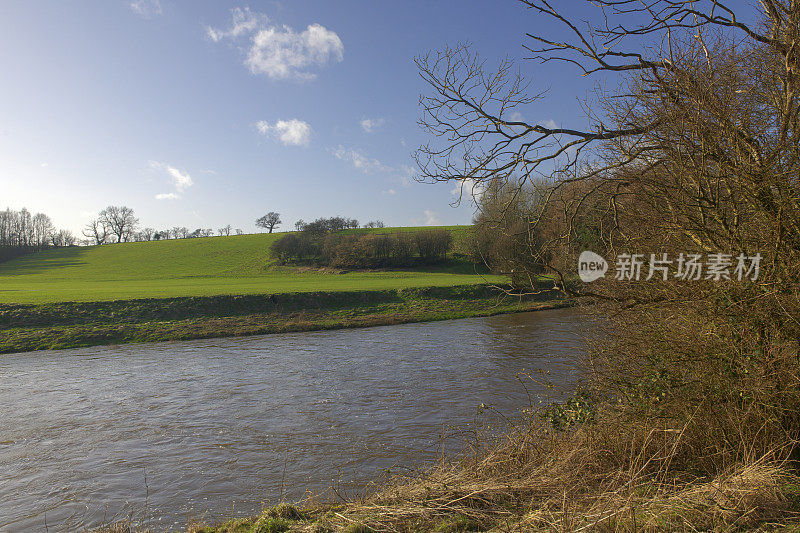 英格兰兰开夏郡，里布尔河流经克利西罗河畔的场景。