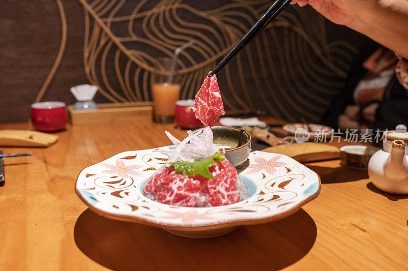 餐厅里的日本烤肉或烧牛肉串