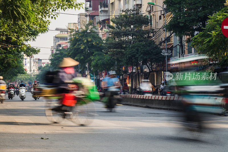 越南，河内街道上的车辆在移动中变得模糊