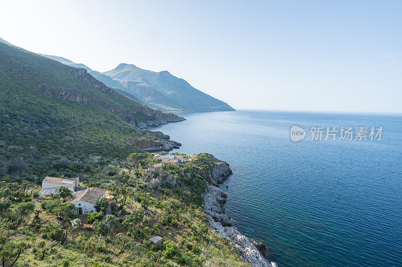 俯瞰郁郁葱葱的山丘、大海和海岸线