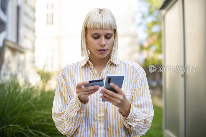 一位女士用她的信用卡在网上购买库存照片