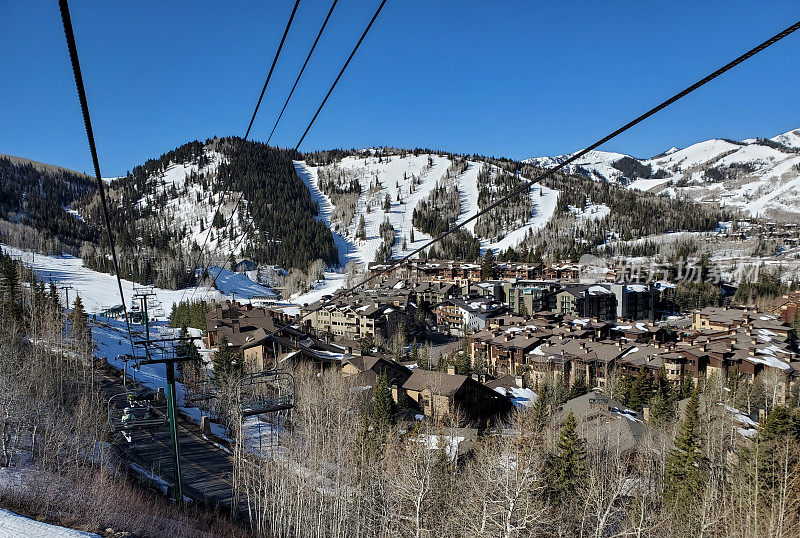 从滑雪缆车上俯瞰鹿谷滑雪场和住宿。