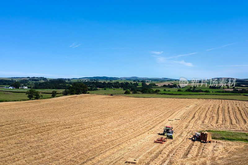 农田农业机械的高角度视图