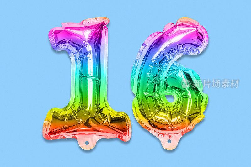 彩虹箔气球号码，数字16在蓝色的背景。带有铭文的生日贺卡。